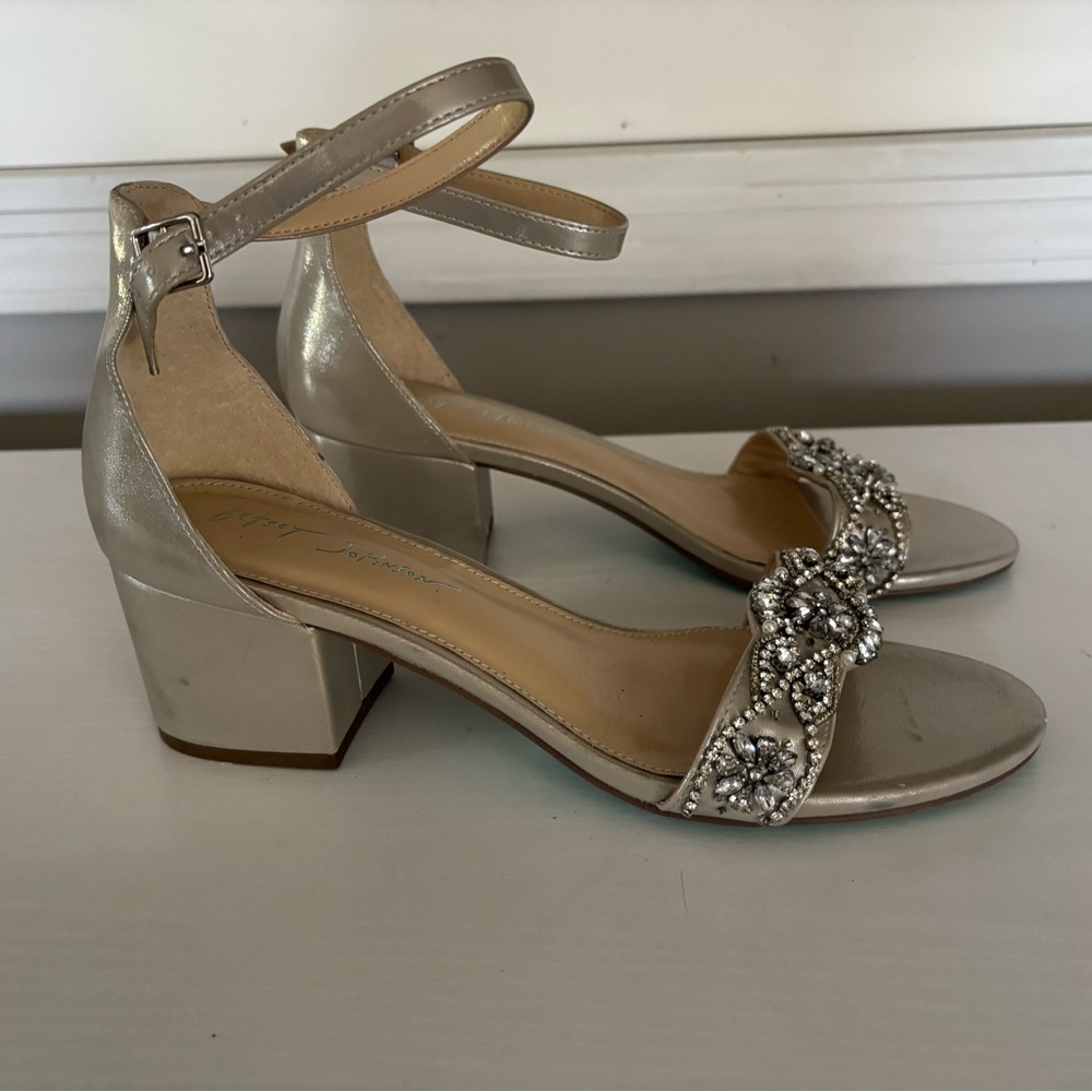 9.5M Betsey Johnson Womens Silver Jeweled Mel Dress Sandals Heels Shoes